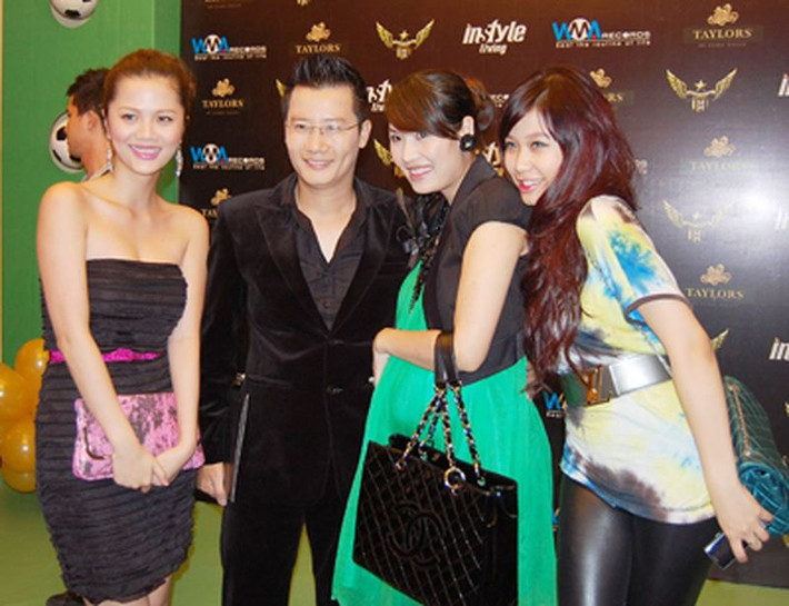 Thời điểm dự thi Hoa hậu người Việt hoàn cầu tại Mỹ năm 2013 và đoạt giải Á hậu, người đẹp sinh năm 1982 vướng nghi vấn đã có chồng con. Đầu tháng 6/2010, trong bức ảnh cổ vũ cho các nghệ sĩ tham gia đội bóng, Quế Vân lúc đó lộ rõ bụng bầu lùm lùm. Ảnh: Giaoduc.net.