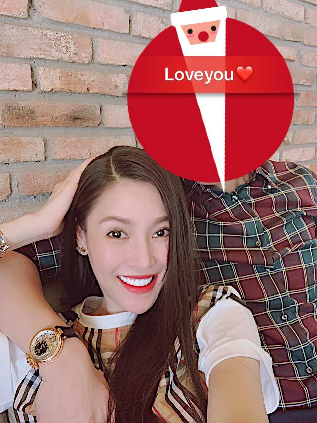 Mới đây, Quế Vân bất ngờ khoe ảnh hạnh phúc bên bạn trai giấu mặt. Dù chưa tiết lộ thêm điều gì nhưng người hâm mộ hy vọng cô đã tìm được tình yêu đích thực sau loạt scandal tình ái. Ảnh: FBNV.