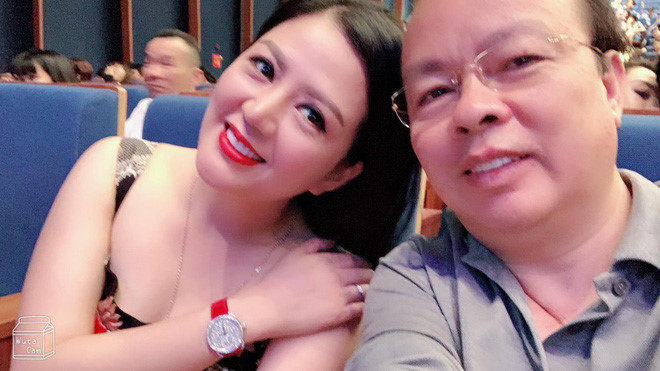 Chia sẻ của nữ ca sĩ 7X khiến bạn bè trên Facebook phải xuýt xoa trước hành động lãng mạn như đôi tình nhân trẻ của Đinh Hiền Anh và chồng Thứ trưởng.
