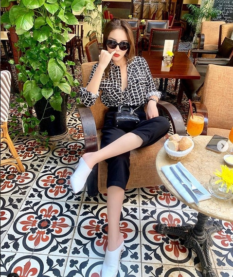 Mới đây, trên Instagram của mình, Hoa hậu Kỳ Duyên lại khiến fan hết hồn khi tái diễn màn “ngoáy mũi kinh điển” ở một quán cà phê sang chảnh. Người đẹp chia sẻ "lầy lội": "Đang ngồi cà phê sang chảnh mà ngứa mũi thì phải làm sao cho ngầu. Anh Béo (biệt danh của Kỳ Duyên) có một số ví dụ nho nhỏ dưới đây cho các bạn tham khảo để hết ngứa mũi mà người khác nhìn vào nghĩ mình đang "ngửi ngón tay út" nhé. Chúc các bạn hết ngứa mũi. May mà Triệu đang hí hoáy chụp hình cho không lại đưa cho Triệu". Ảnh: Instagram nhân vật.