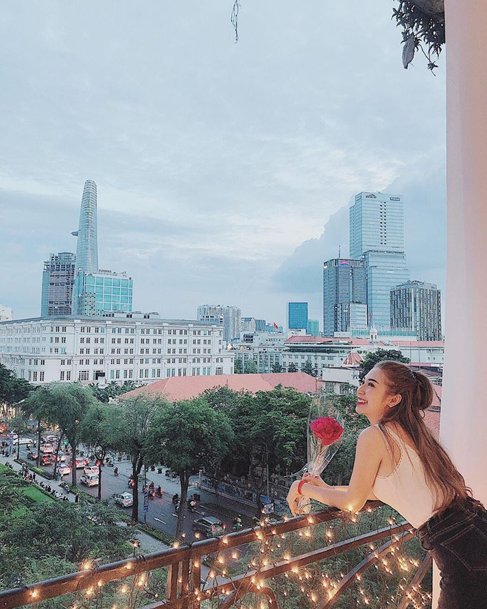 Bạn gái cũ của Ngô Kiến Huy cũng tiết lộ: "Lúc trước không thích hoa, giờ thích hơn tí xíu rồi".