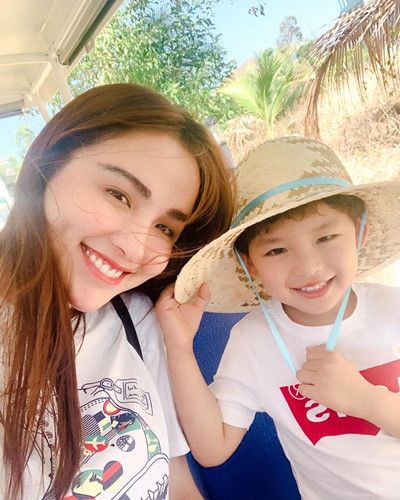 Diễm Hương thường xuyên đăng ảnh khoe cuộc sống hạnh phúc bên con trai 4 tuổi.