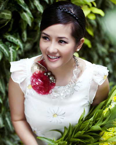 Là một trong 4 diva làng nhạc Việt nhưng Hồng Nhung lại khá kín tiếng trong chuyện đời tư nên mãi sau này, công chúng mới biết được rằng cô "Bống" từng không được may mắn trong cuộc hôn nhân đầu.