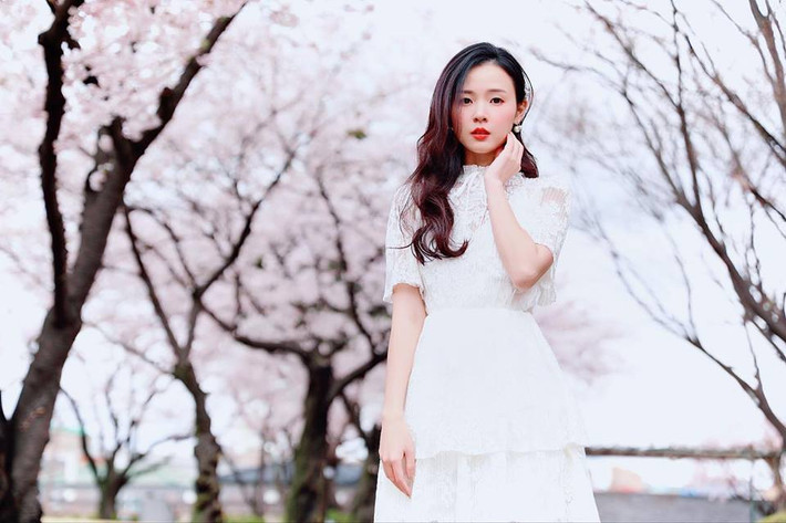 Trong bộ đầm ren màu trắng thướt tha, Midu được dịp khoe vẻ đẹp như tiên nữ trong chuyến du lịch ở Hàn Quốc để ngắm mùa hoa anh đào nở rộ.