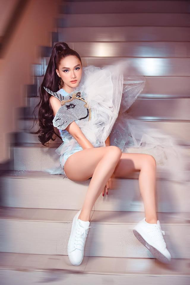 Xinh đẹp, giỏi giang là thế nhưng mỹ nhân sinh năm 1991 vẫn đi về "lẻ bóng". Giọng ca "Anh đang ở đâu đấy anh?" chia sẻ mong muốn tìm một tình yêu gắn bó lâu dài và người ấy cũng cần có những thành công tương xứng. Ảnh: FBNV.