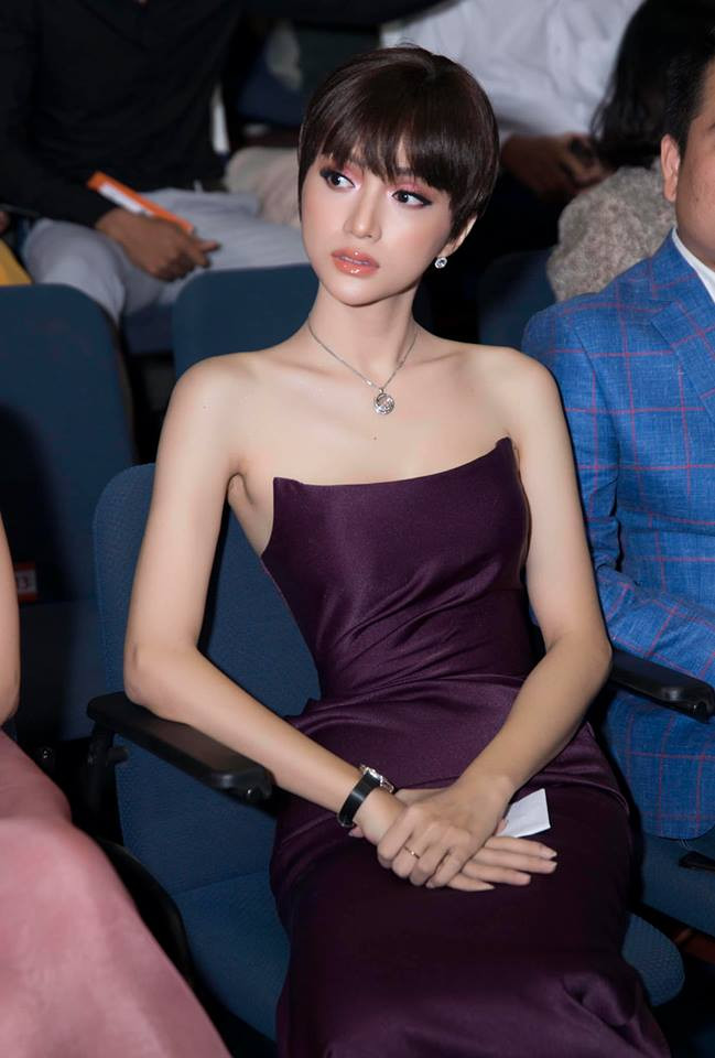 Cô luôn biết cách biến hóa nhan sắc trước công chúng, nhưng vẫn giữ được nét thần thái đẹp "chết người".