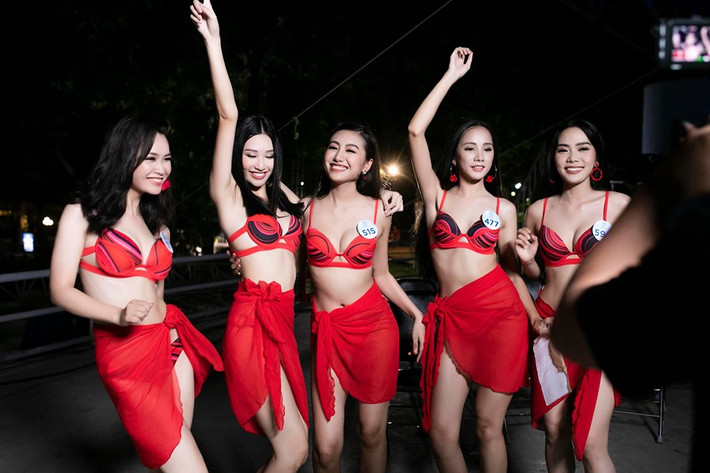 Thí sinh nhỏ tuổi nhất Miss World Vietnam 2019 tự tin khoe vẻ đẹp gợi cảm với bikini bên các mỹ nhân khác của cuộc thi.