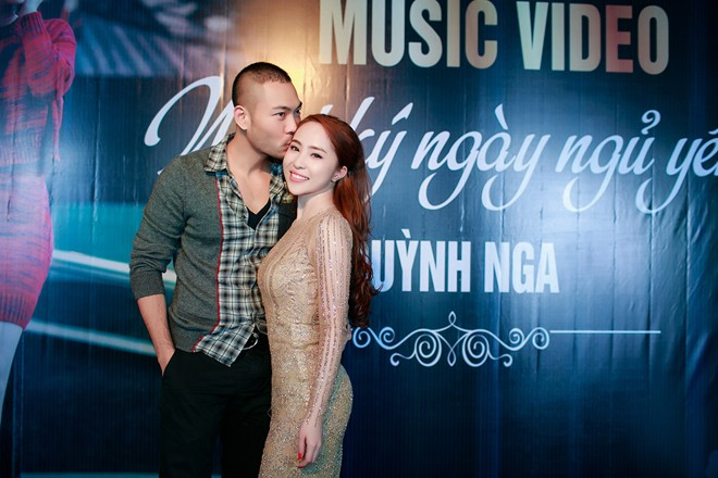Đầu năm 2016, Quỳnh Nga ra mắt MV "Nhật ký ngày ngủ quên", đánh dấu sự tái xuất của cô với vai trò ca sĩ sau thời gian ở ẩn. Ông xã Doãn Tuấn cũng tháp tùng vợ tới sự kiện. Ảnh: Thành Đạt/Zing.