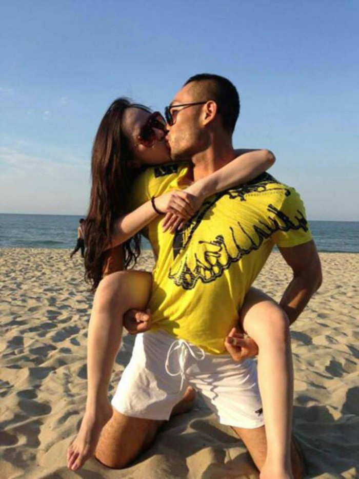 Không để các fan phải chờ đợi lâu, cuối năm đó, Quỳnh Nga - Doãn Tuấn công khai hẹn hò bằng việc đăng tải hình ảnh cả hai "khóa môi" nhau trên bãi biển cực tình cảm.