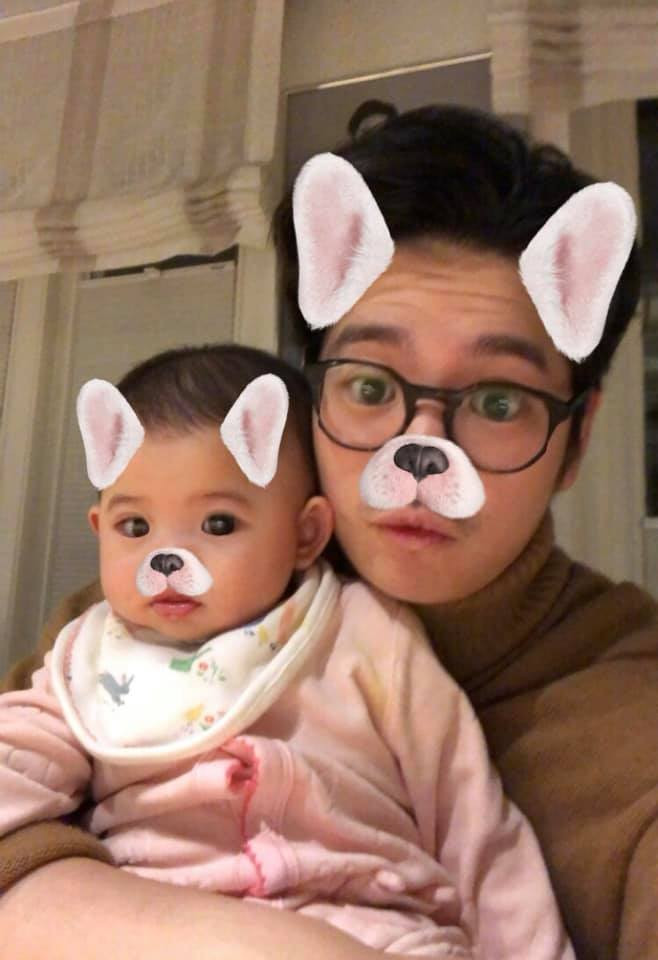 Sau cuộc tình ồn ào với danh hài Trấn Thành, Mai Hồ bí mật làm lễ ăn hỏi với chồng Việt kiều kém tuổi vào tháng 3/2017. Người đẹp hạ sinh con gái cách đâu không lâu sau khi cùng chồng sang Đức định cư. Và không để fan phải tò mò thêm nữa, tình cũ Trấn Thành mới đây công khai ảnh cận mặt con gái lên trang cá nhân.