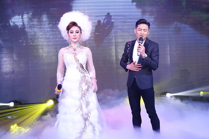 Nữ ca sĩ chuyển giới Lâm Khánh Chi cũng gây sốc khi hé lộ cô từng yêu Quý Bình trong 6 tháng.