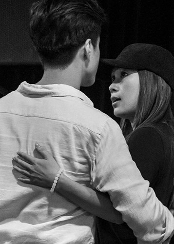Ở hậu trường cũng tình tứ, ngọt ngào không kém. Ảnh: FBNV.