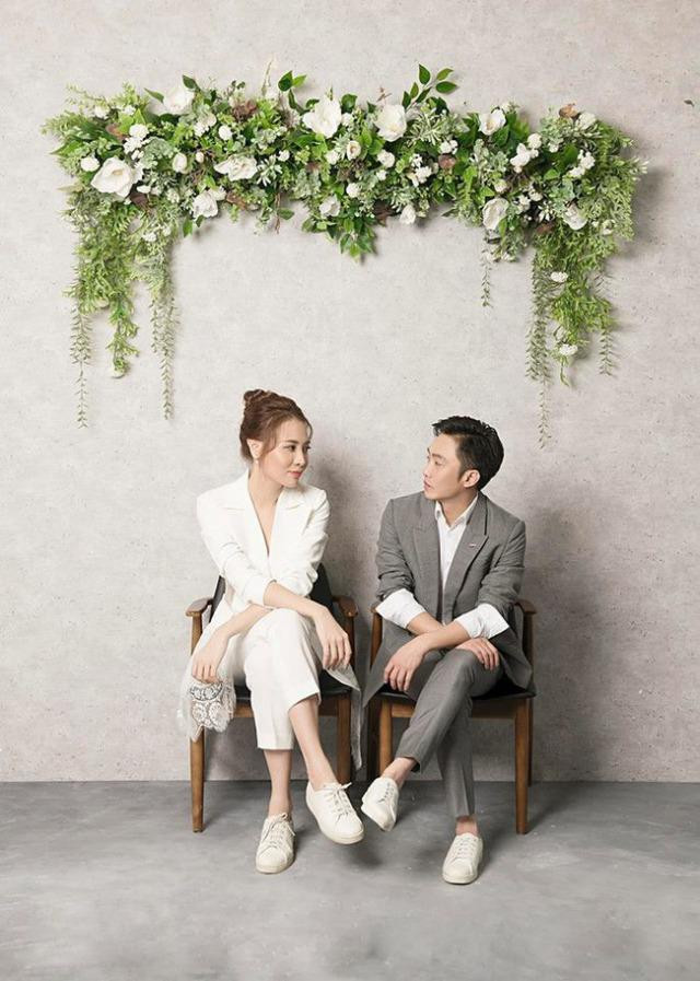 "Gu" thời trang cá tính với suit trắng phối cùng giày sneaker của Đàm Thu Trang trong bộ ảnh cưới.