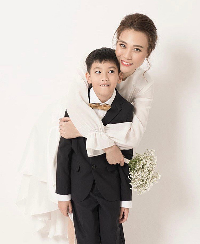 Cựu người mẫu mặc váy cưới, khoe vẻ đẹp rạng ngời khi chụp cùng với Subeo - con riêng của ông xã tương lai Cường Đô la và Hồ Ngọc Hà.