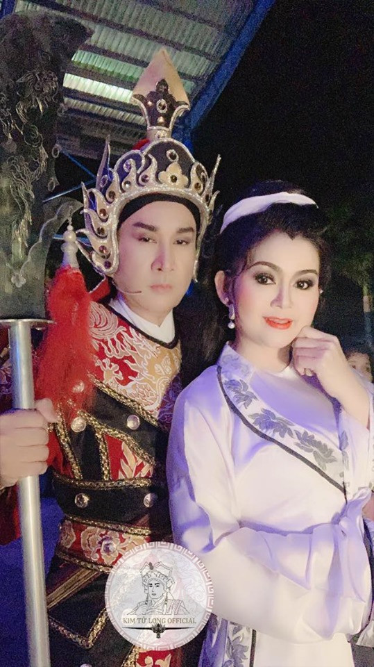 Gặt hái được nhiều thành công trong sự nghiệp, thế nhưng NSƯT Kim Tử Long khá lận đận về đường tình duyên. Sau 2 lần đổ vỡ hôn nhân, anh bén duyên với nghệ sĩ cải lương Trinh Trinh và sống chung đến nay đã gần 10 năm. Ảnh: FBNV.