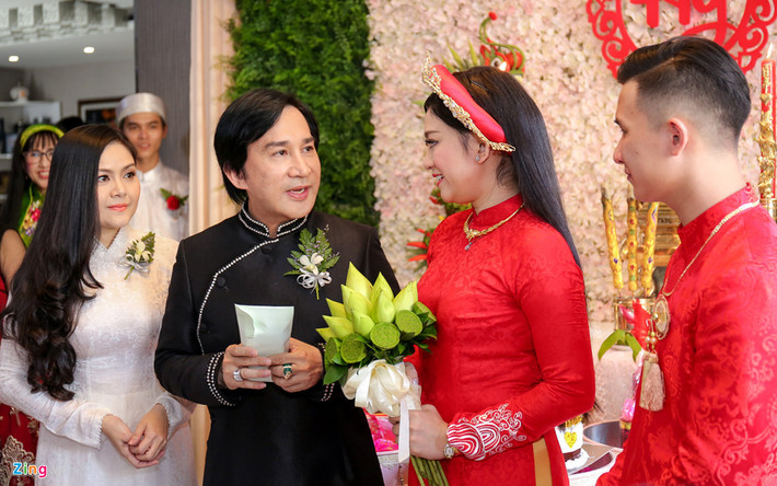 Không chỉ ủng hộ chồng giữ mối quan hệ tốt với hai người vợ cũ, Trinh Trinh còn khiến Kim Tử Long luôn cảm thấy hạnh phúc và tự hào khi đối xử tốt với các con riêng của chồng, khiến cho 5 người con luôn yêu thương và hòa thuận với nhau. Ảnh: Vợ chồng Kim Tử Long trong ngày trọng đại của cô con gái lớn (Zing).
