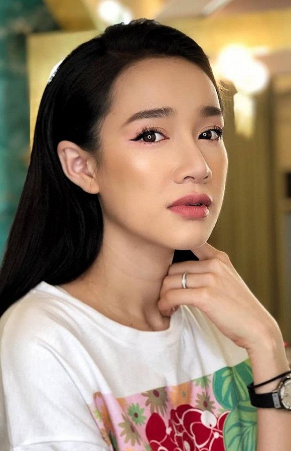 Qua bàn tay trang điểm của chuyên gia Phan Minh Lộc, người đã chia sẻ những hình ảnh mới nhất của Nhã Phương, bà xã Trường Giang trông "thần thái" kiêu sa khác với vẻ ngây thơ hàng ngày.