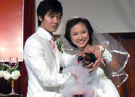 Là một trong những hot girl đời đầu nổi tiếng xinh đẹp và tài năng, thế nhưng vào năm 2008 khi sự nghiệp mới chớm nở, nữ diễn viên kiêm MC Vân Hugo bất ngờ "theo chồng bỏ cuộc chơi" ở tuổi 23. Sau đám cưới, cô tạm gác lại công việc nghệ thuật để cùng chồng sang Thụy Sỹ du học.