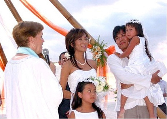 Sau cuộc hôn nhân đầu đổ vỡ, nữ MC nổi tiếng hải ngoại tái hôn với nam luật sư kiêm MC Trịnh Hội. Khi ấy bà mẹ hai con đã 39 tuổi, Trịnh Hội kém bà xã 5 tuổi nhưng rất chín chắn.