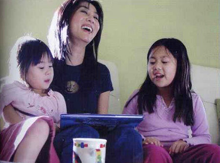 MC Kỳ Duyên kết hôn lần đầu với bác sĩ Việt kiểu Mỹ Nguyễn Quang Li và có hai cô con gái. Cuộc sống sung túc không thể cứu vãn cuộc hôn nhân của cặp đôi khi cả hai nảy sinh nhiều bất đồng dẫn đến ly hôn. Ảnh: FBNV.