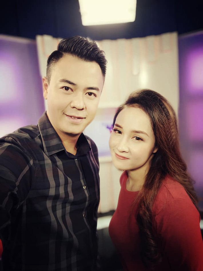 Tuấn Tú trông bảnh bao, trẻ trung, điển trai hơn khi "mày râu nhẵn nhụi".