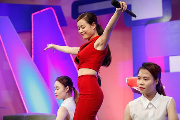 Trước đó cũng trong chương trình Bữa trưa vui vẻ, ca sĩ Hoàng Thùy Linh gặp sự cố bung cúc áo lộ vòng một trên sóng trực tiếp.