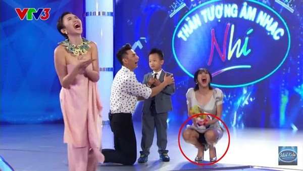 Trong chương trình Thần tượng âm nhạc nhí 2016, Văn Mai Hương với vai trò là giám khảo cũng gặp sự cố kém duyên. Trong lúc cao hứng, nữ ca sĩ vừa cười vừa ngồi xổm xuống trong khi đang mặc váy. Tình huống này vô tình bị ống kính ghi hình trực diện. Rất may quần trong kín đáo đã giúp cô tránh khỏi sự cố lộ nội y nhạy cảm trên sóng truyền hình.