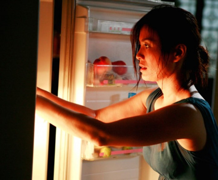 Thời điểm đóng "Bi, đừng sợ" - bộ phim khiến Hoa Thúy ám ảnh nhất vì cảnh nóng bạo liệt, chị sắp kết hôn với một doanh nhân Việt kiều hơn mình 18 tuổi. Khi phim ra rạp, "cô giáo Thúy" lâm cảnh khó ngờ khi có người đã lấy cảnh nóng trên phim gửi về nhà chồng cô.