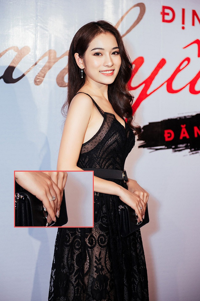 Và trong những bức ảnh được Ngọc Duyên chia sẻ mới đây, khán giả còn đặc biệt chú ý đến chiếc nhẫn kim cương ở ngón áp út của nữ ca sĩ.