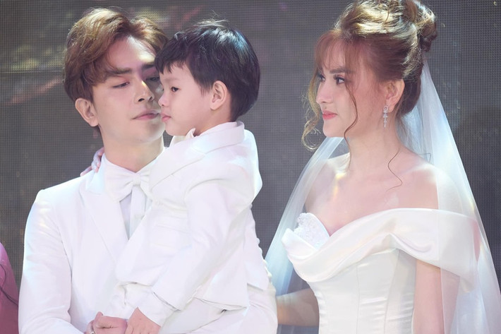 Mấy ngày qua, việc Kin Nguyễn - chồng trẻ mới cưới của ca sĩ Thu Thủy bị tố "bạo hành" con riêng của vợ khiến gia đình nữ ca sĩ phải đối mặt với áp lực từ phía dư luận.