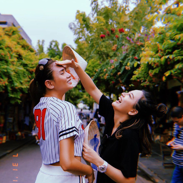 Hoa hậu Mai Phương Thúy và siêu mẫu Võ Hoàng Yến tạo dáng tinh nghịch giữa con đường phố cổ tràn ngập hoa. Ảnh: FBNV.