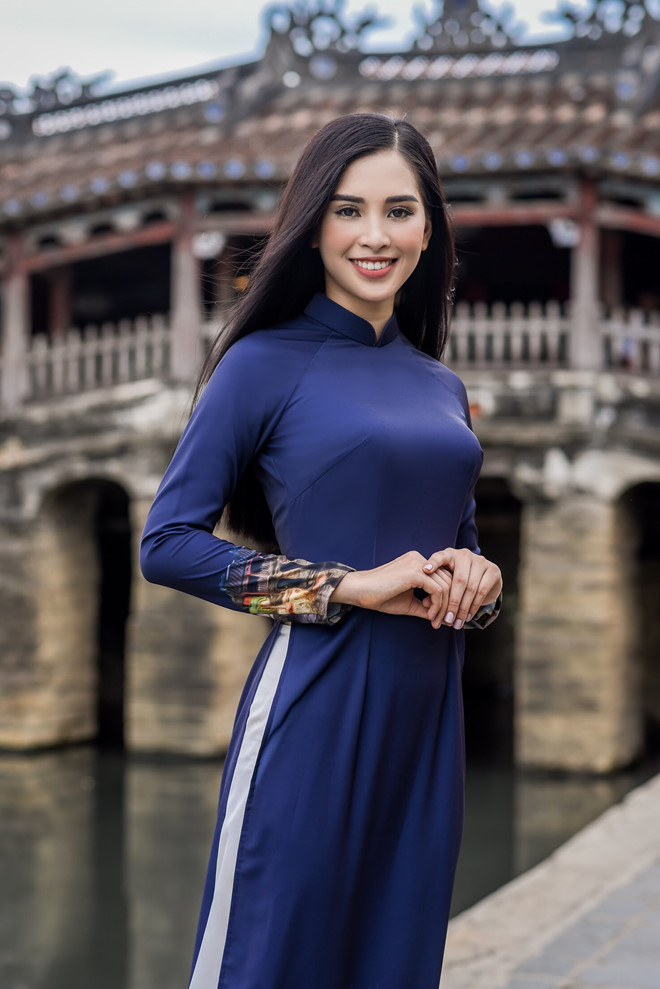 Trong tà áo dài truyền thống, hoa hậu 18 tuổi khiến ai nấy cũng phải nao lòng trước vẻ đẹp của con người lẫn cảnh vật nơi phố cổ.