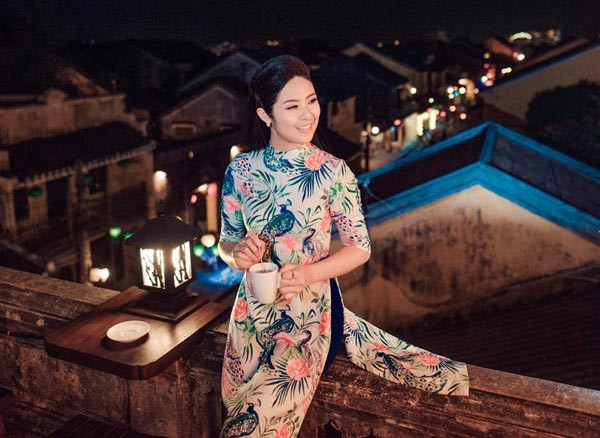 Chọn nóc quán cafe để chụp ảnh, ngắm cả Hội An thơ mộng là sở thích của không chỉ sao Việt mà rất nhiều du khách khi tới đây. Ngọc Hân đặc biệt say mê Hội An về đêm.