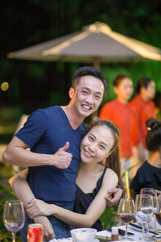 Kể từ sau khi công khai chuyện tình cảm vào cuối tháng 11/2017 sau 3 tháng úp mở, Cường Đô la - Đàm Thu Trang không ngại dành cho nhau những cử chỉ âu yếm, ngọt ngào nơi đông người. Ảnh: FB: Son Anh Ho.