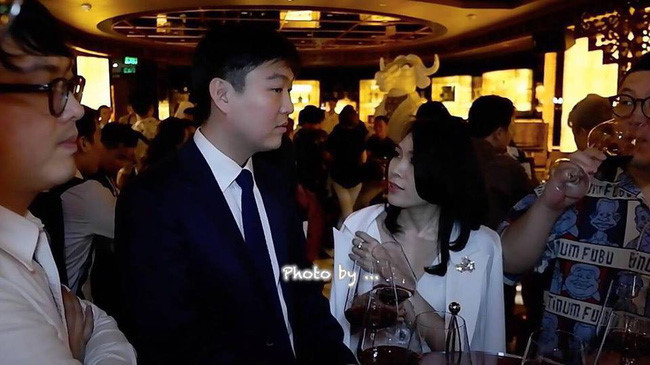 Mỹ Tâm nhiều lần bị bắt gặp dành cho Kim Hak ánh nhìn trìu mến.