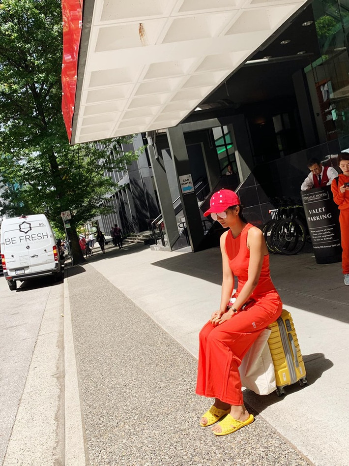 Sau ồn ào bị vợ cũ diễn viên Huy Khánh chê "quê mùa lôm côm" khi mang dép tổ ong đi Canada, Hoa hậu H'hen Niê được lòng thêm nhiều người hâm mộ khi có cách ứng xử khá nhẹ nhàng. Ảnh: FBNV.