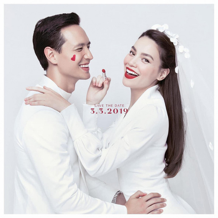 Cách đây ít ngày, thông tin Hà Hồ - Kim Lý sắp kết hôn lan truyền sau khi nữ ca sĩ đăng ảnh tình tứ và rạng rỡ bên bạn trai và diện trang phục giống cô dâu - chú rể.