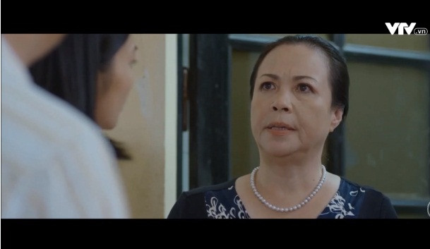 Sau "Người phán xử", "Cả một đời ân oán", "Nàng dâu order", NSƯT Thanh Quý tái ngộ với khán giả với vai bà Kim - mẹ chồng tai quái trong phim "Hoa hồng trên ngực trái". Ảnh cắt clip VTV.