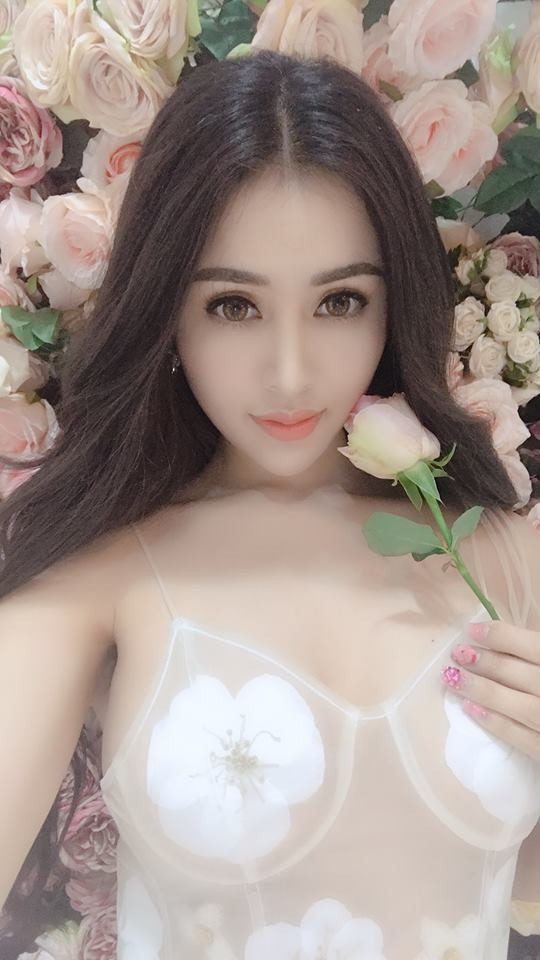 Chưa hề hấn gì so với hình ảnh hở hang, phản cảm trong bộ ảnh "Tuyệt tình cốc Đà Lạt", nhưng có thể thấy người đẹp vướng nghi án bán dâm ngày càng biết cách khoe khoe khéo cơ thể trong những trang phục "mát mẻ".