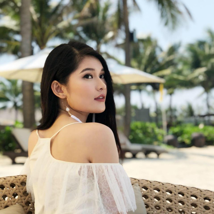 Cô hiện đang thử sức lĩnh vực MC song ngữ nhờ khả năng tiếng Anh trôi chảy.