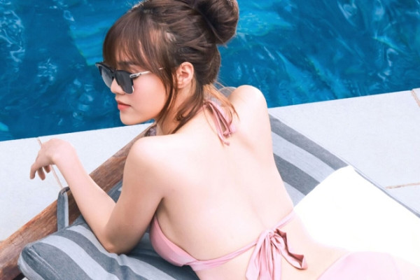 Bên cạnh một Lan Ngọc trung thành với hình tượng "bánh bèo", "xì tai" ngọt ngào, nữ diễn viên sinh năm 1990 ngày càng trở nên thoáng hơn khi diện những trang phục hở táo bạo.