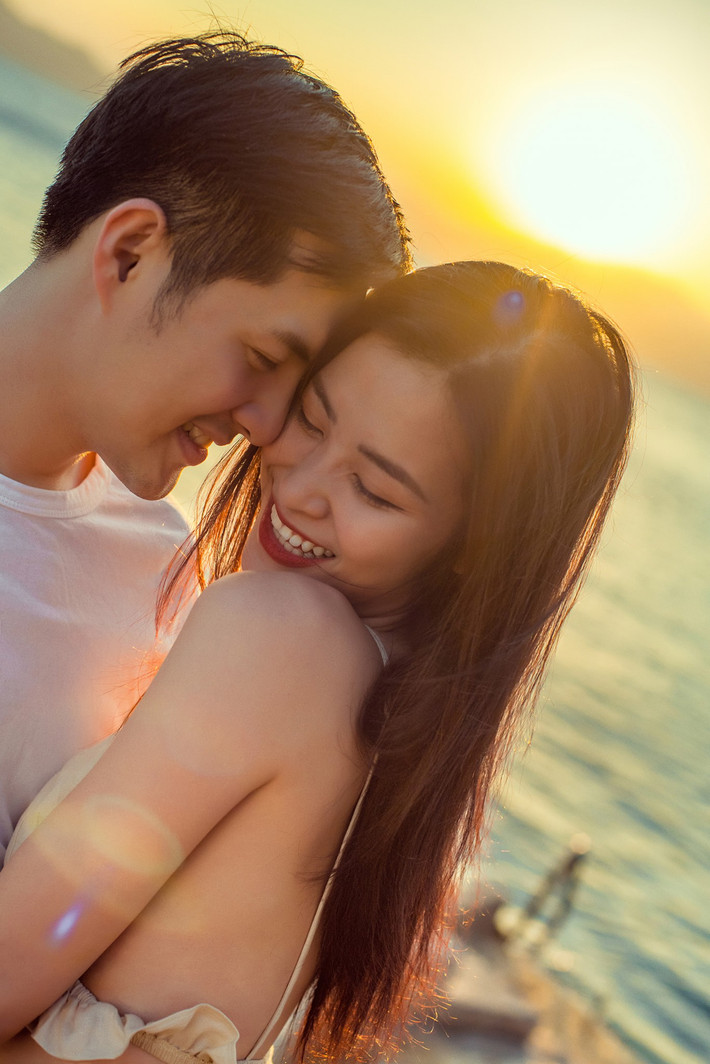 Kỷ niệm 10 năm yêu nhau, Đông Nhi gửi bạn trai lời ngọt ngào: "Em yêu anh". Ông Cao Thắng đáp lại bằng dòng status đậm ngôn tình: "10 năm lần thứ nhất. Cảm ơn em đã luôn bên cạnh, ủng hộ anh và yêu anh. Anh yêu em".