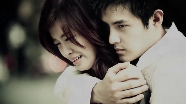 Đông Nhi - Ông Cao Thắng vướng nghi vấn hẹn hò vào cuối năm 2010 sau khi cả hai đóng chung một số MV ca nhạc của Đông Nhi. Cặp đôi có những cử chỉ hết sức thân mật. Ảnh cắt clip.