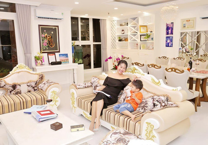 Ở tuổi 37, ngoài tài sản quý giá nhất là con trai Tấn Đức, một nữ doanh nhân thành đạt như Phi Thanh Vân chẳng thiếu tiền, cũng chẳng thiếu sự nổi tiếng.