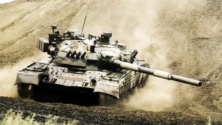 Nhắc đến cái tên T-80, người ta thường nghĩ ngay tới dòng một trong những dòng xe tăng chiến đấu chủ lực tối tân nhất hiện nay được trang bị hiện đại, hỏa lực mạnh, giáp bảo vệ cực tốt có thể kháng chịu nhiều loại đạn pháo tăng của NATO. Tuy nhiên, ít ai biết rằng, cái tên T-80 trong quá khứ từng được Liên Xô sử dụng cho dòng tăng khác từ những năm 1940. Nguồn ảnh: Youtube