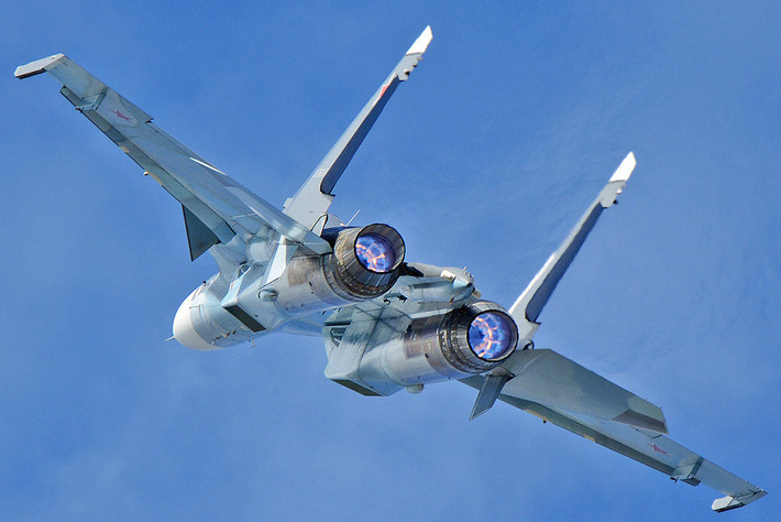 Về động cơ, Su-30SM sử dụng cặp động cơ turbofan AL-31FP có kiểm soát véc tơ lực đẩy, vòi phun động cơ có thể điều chỉnh ± 16° theo chiều dọc và ± 15 theo hai hướng tăng đáng kể khả năng cơ động. Nguồn ảnh: Airliners.net