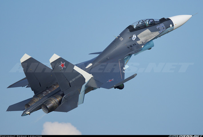 Còn Su-30SM, chúng hiện đại hơn bởi đơn giản yêu cầu của Không quân Nga chắc chắn cao hơn khi họ phải bảo vệ không phận cực lớn trải rộng từ Á sang Âu. Và có một điều cũng cần biết rằng, theo “truyền thống xưa tới nay” vũ khí nội địa bao giờ cũng tốt hơn vũ khí xuất khẩu. Không có mấy quốc gia bán vũ khí mà chấp nhận làm hàng xuất khẩu tốt hơn nội địa, luôn có rút gọn hay cắt giảm “cái này cái kia”. Nguồn ảnh: Airliners.net