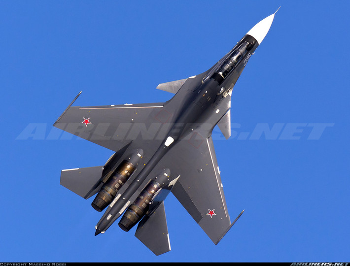 Nhìn bề ngoài, Su-30SM của Nga trông không quá nhiều khác biệt so với Su-30MK2 của Việt Nam. Điểm khác ở đây là cặp cánh mũi - “Thứ này” góp phần đáng kể tăng khả năng cơ động máy bay, nhưng đòi hỏi phần mềm điều khiển máy bay phức tạp hơn nhiều. Nguồn ảnh: Airliners.net