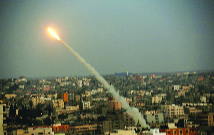 Rocket hiện được xem là vũ khí “hiệu quả” nhất của Hamas khiến người dân Israel “phải sống trong sợ hãi” hàng đêm. Tuy nhiên, nhược điểm của loại vũ khí này có độ chính xác rất thấp, thường bắn chệch mục tiêu rất xa. Dẫu vậy, nếu là với nhiệm vụ khủng bố tinh thần thì rocket M-75 là thứ vũ khí hiệu quả nhất. Nguồn ảnh: Hamodia