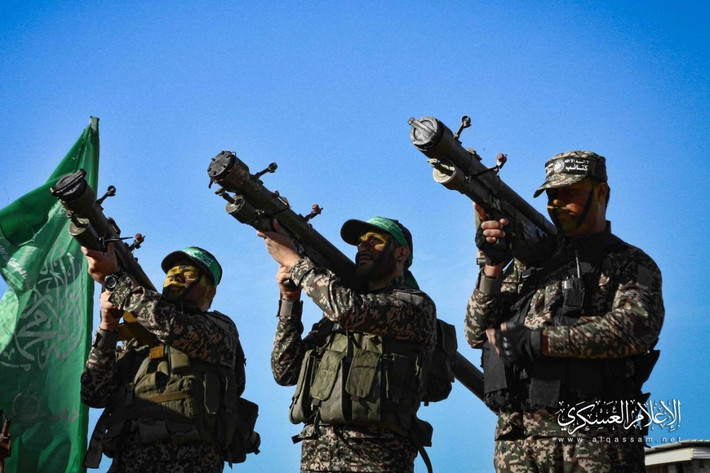 Ngoài tên lửa chống tăng, hiện lực lượng vũ trang Hamas được cho sở hữu số lượng lớn các tổ hợp tên lửa phòng không vác vai đủ kiểu loại chủ yếu do Nga sản xuất và họ “nhặt nhạnh” được từ nhiều nguồn. Nhiều nhất có lẽ là kiểu SA-7 (Việt Nam gọi là A72) - loại tên lửa vác vai được cho là dễ kiếm nhất. Nguồn ảnh: Twitter